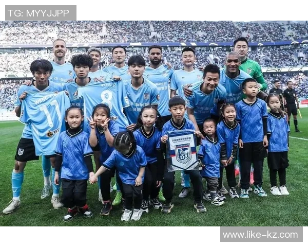 足球明星合影立牌图案展现球场魅力与友谊的完美结合