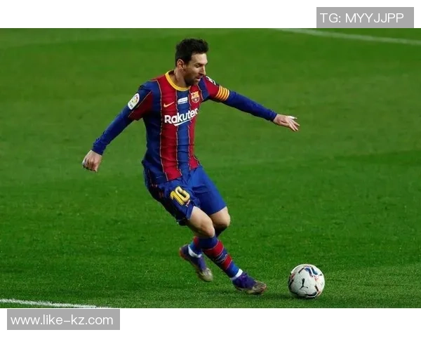 足球明星回头瞬间精彩合集展现球场魅力与个人风采