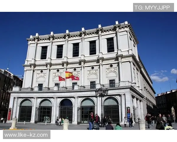 足球明星在教堂的信仰之旅与人生启示探讨