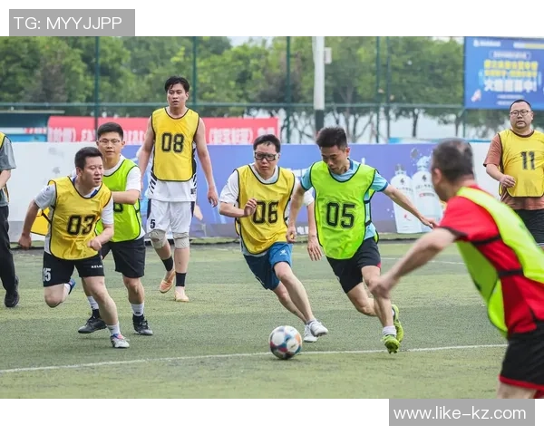 足球明星因伤躺床休养球迷心痛期待他早日复出再战绿茵场