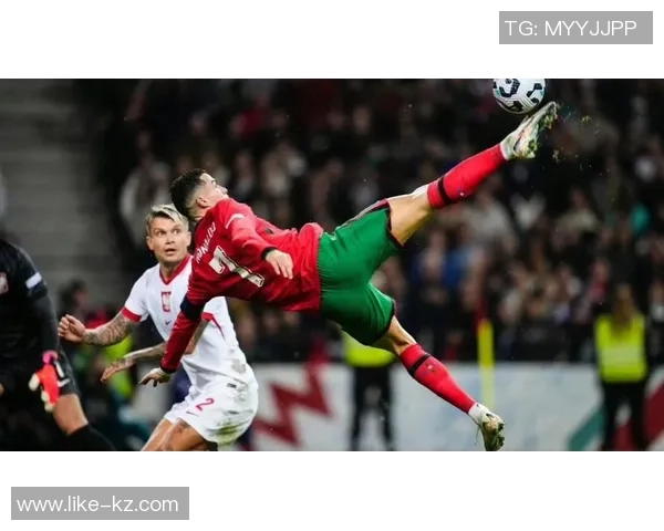 足球明星在家展示绝技倒勾球挑战自我引发热议 足球明星在家展示绝技倒勾球挑战自我引发热议