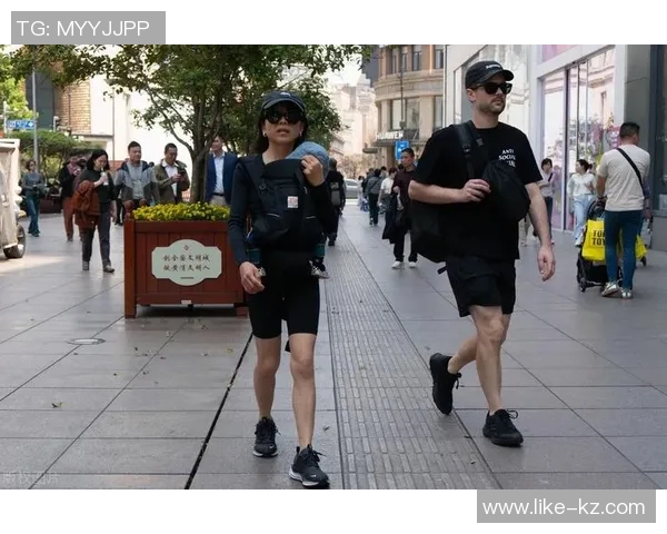 足球明星在繁华街头的隐秘生活与逛街挑战揭秘 足球明星在繁华街头的隐秘生活与逛街挑战揭秘