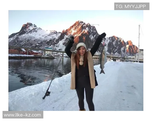 足球明星在海边悠闲抓鱼的趣味瞬间展现运动员生活的另一面