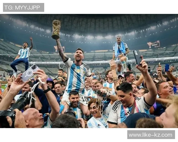 足球明星在卡塔尔的精彩瞬间穿着展示与时尚风采解析 足球明星在卡塔尔的精彩瞬间穿着展示与时尚风采解析