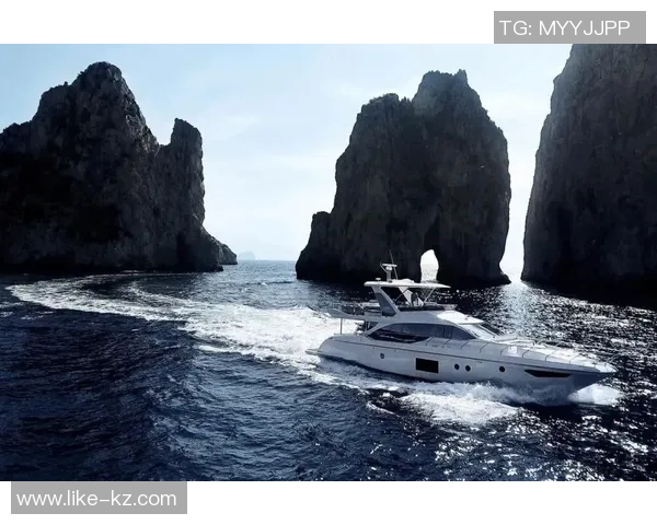 足球明星妻子优雅坐船视频曝光引发网友热议与羡慕