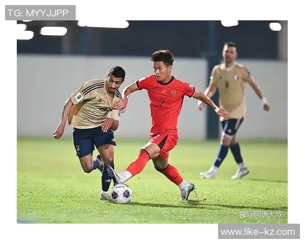 足球明星意外受伤瞬间曝光引发球迷热议与关注