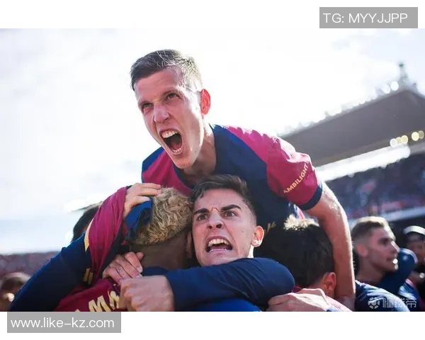 足球明星惊喜揭晓大奖瞬间视频引发热议球迷狂欢不已 足球明星惊喜揭晓大奖瞬间视频引发热议球迷狂欢不已