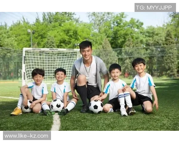 足球明星温暖明场传递爱心与希望点亮未来的梦想之路