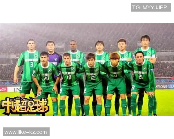 足球明星激情庆祝瞬间握拳举手展现胜利的力量与团结