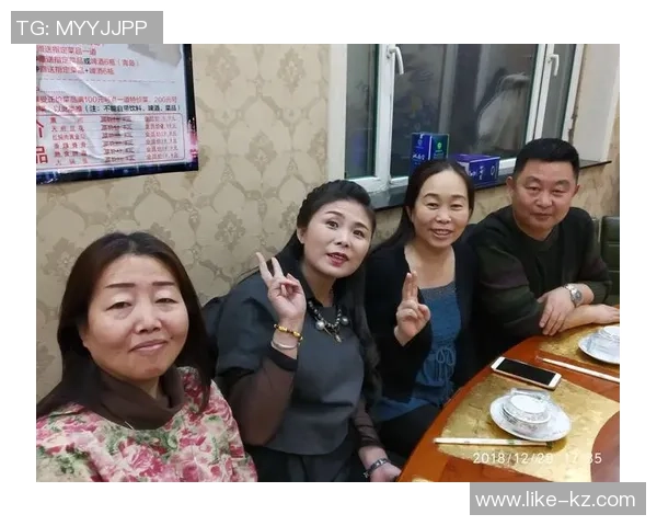 足球明星欢聚一堂畅饮美味饮料共庆胜利时刻