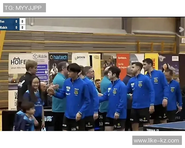 足球明星现场与球迷激烈互动引发热议，球场气氛瞬间升温