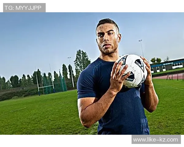 足球明星精彩瞬间高清持球图片展现球场魅力与激情