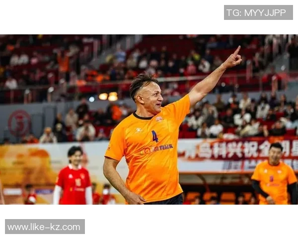 足球明星素颜大揭秘真实面貌与场上风采的鲜明对比