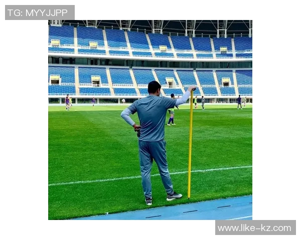 足球明星背影照片展现独特魅力与霸气气场的完美瞬间