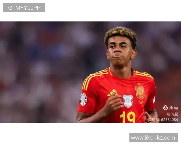 足球明星莅临香港激情赛场引发球迷热烈追捧与欢呼